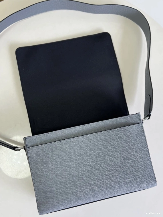 WIS VUITTON FLAP LOUIS MESSENGER NEW 0810